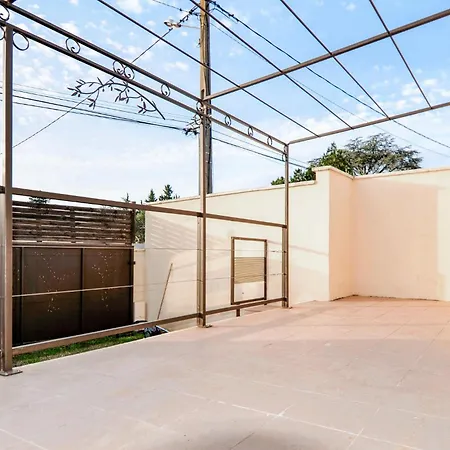 2 Bedroom Gorgeous In Saint Esprit